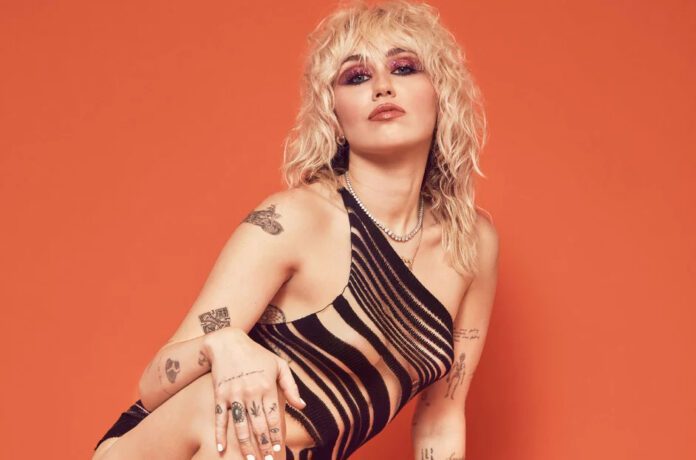 Miley Cyrus (Μάιλι Σάιρους) γυμνή