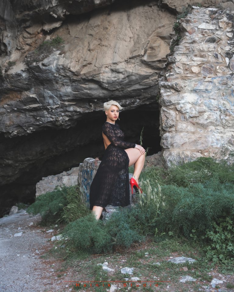 Αφροδίτη Αδάμη: Mε εσώρουχα στην σπηλιά του Νταβέλη! Αφροδίτη Αδάμη