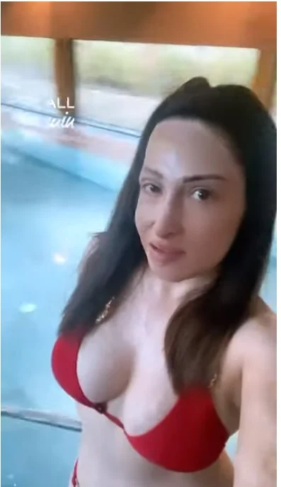 Ιωάννα Παλιοσπύρου κόκκινο μπικίνι πισίνα