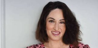 Ιωάννα Παλιοσπύρου: Με κόκκινο μπικίνι στην πισίνα! Ιωάννα Παλιοσπύρου κόκκινο μπικίνι πισίνα