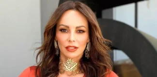 Μπέττυ Μαγγίρα: Ποζάρει με το μπικίνι της ξαπλωμένη στα βράχια Μπέττυ Μαγγίρα